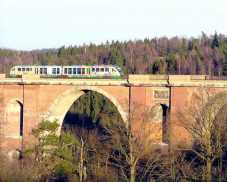 VT04 mit alten Aussehen auf der Elstertalbrücke